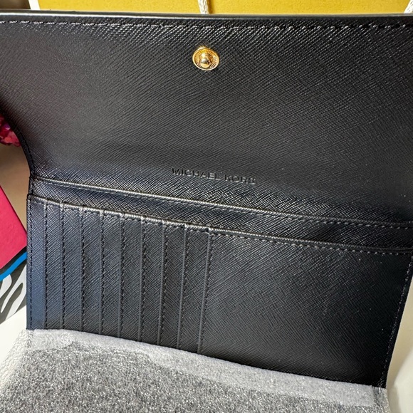 Michael Kors Jet Set Travel Wallet NWT - Picture 3 of 6